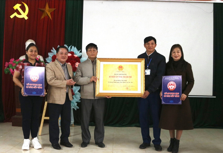 Ông La Bảo Duy, Phó Giám đốc Bảo tàng tỉnh (người thứ hai từ trái sang) trao Bằng xếp hạng di tích lịch sử cấp tỉnh, thành phố đối với Di tích lịch sử Nà Buốc cho xã Quang Thuận (Bạch Thông). nabuoc-6703.jpg