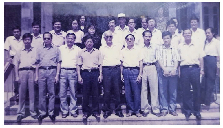 Các đồng chí Thường trực, Ban Thường vụ Tỉnh ủy Bắc Thái làm việc với Chi bộ, Ban biên tập Báo Bắc Thái về nhân sự Báo Bắc Kạn tháng 11-1996 (ảnh chụp tại Tòa soạn Báo Bắc Thái). img-0966.jpg