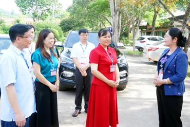 Đồng chí Hoàng Thu Trang kiểm tra thi tốt nghiệp THPT năm 2025 tại thành phố Bắc Kạn