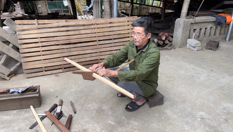Cánh nỏ được làm từ gỗ cây mạy slặc. (ảnh: Ngọc Kỷ) hoan-chinh.jpg