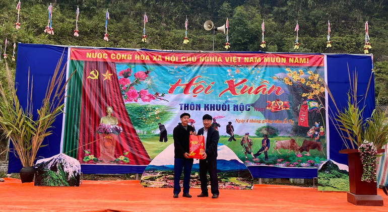 Lãnh đạo huyện Na Rì tặng quà động viên bà con thôn Khuổi Nộc. tang-qua.jpg