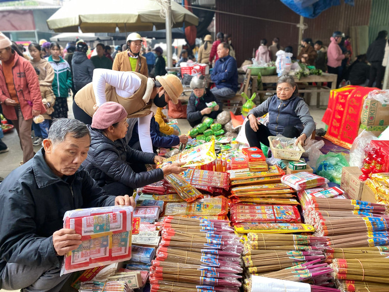 Mua sắm hương, tiền vàng. tien-vang.jpg