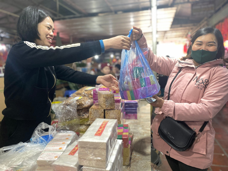 Khách hàng mua bánh khảo làm quà Tết. banh-khao.jpg
