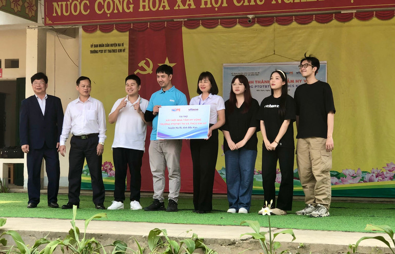 Đại diện nhà tài trợ trao bảng tài trợ tượng trưng cho đại diện nhà trường. bien-bieu-trung.jpg
