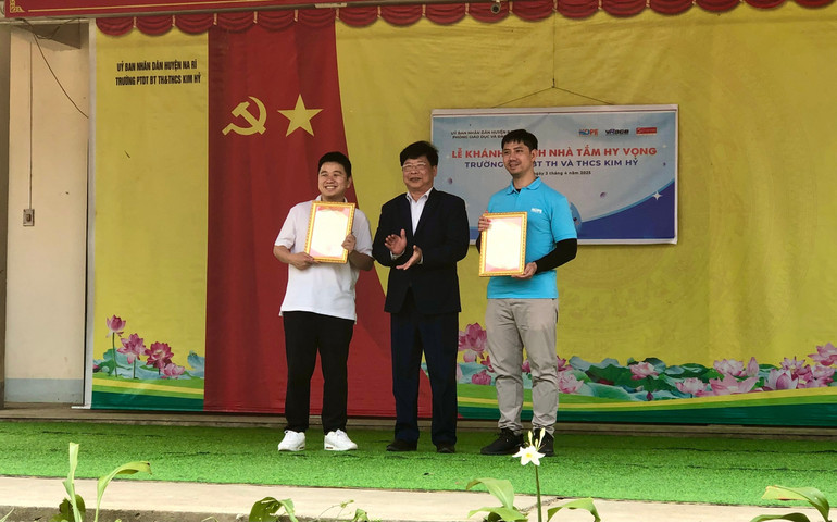 Ông Nông Quang Kế, Phó Chủ tịch UBND huyện Na Rì trao thư cảm ơn cho các đơn vị tài trợ. nong-quang-ke.jpg