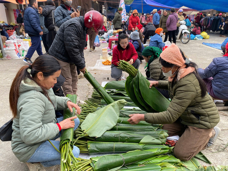 Lá dong được bán từ 15.000 đến 25.000 đồng/bó. la-dong.jpg