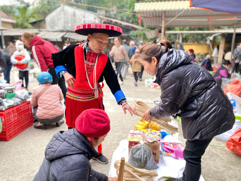 Người phụ nữ dân tộc Dao đỏ xúng xính váy áo đi chợ Tết. nguoi-dao-do.jpg