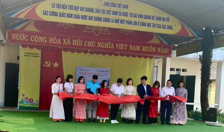 Các đại biểu cắt băng khánh thành "Nhà tắm Hy vọng". khanh-thanh.jpg