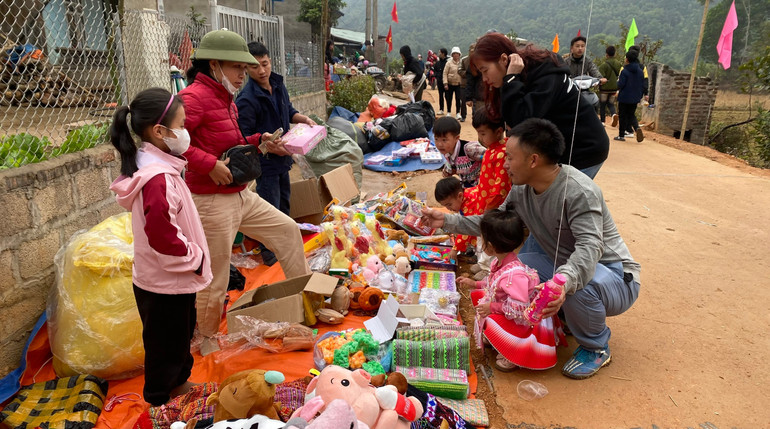 Trẻ em thích thú khi được bố, mẹ đưa đi Hội xuân. tre-em-mong.jpg