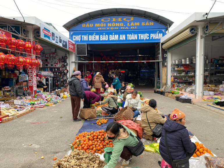 Các mặt hàng phục vụ Tết được bày bán 0.jpg