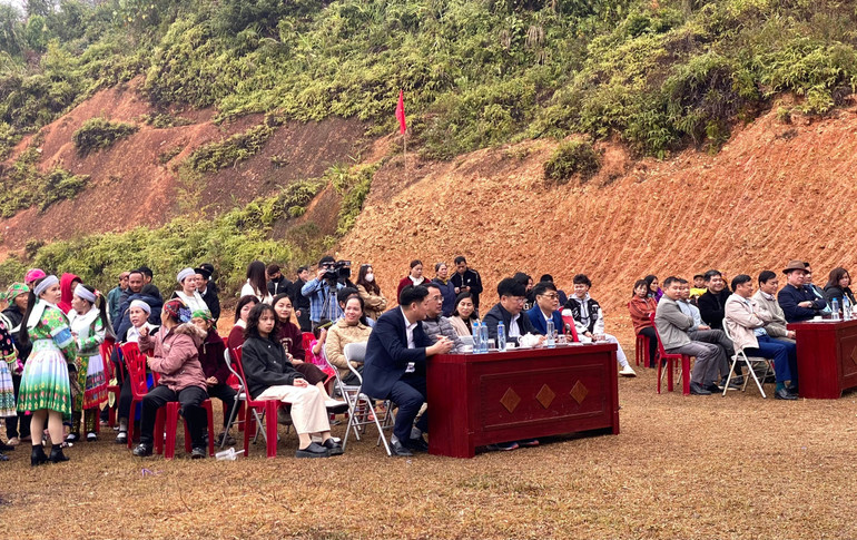 Đại biểu dự Hội xuân. dai-bieu-1.jpg