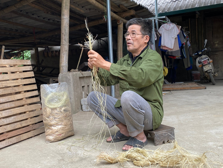 Sợi gai sau khi phơi khô được bện lại với nhau tạo thành dây nỏ. (ảnh: Hồng Anh) ben-soi-may.jpg