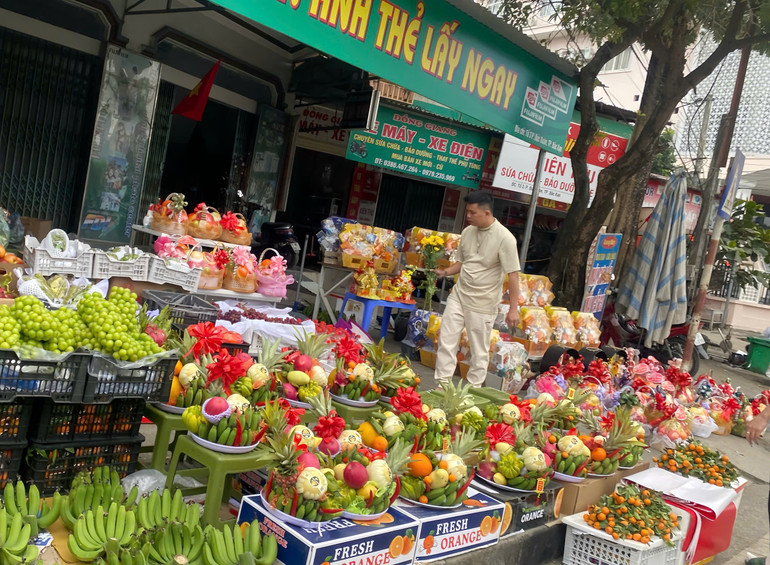 Mâm ngũ quả được bày sẵn để bán. qua.jpg