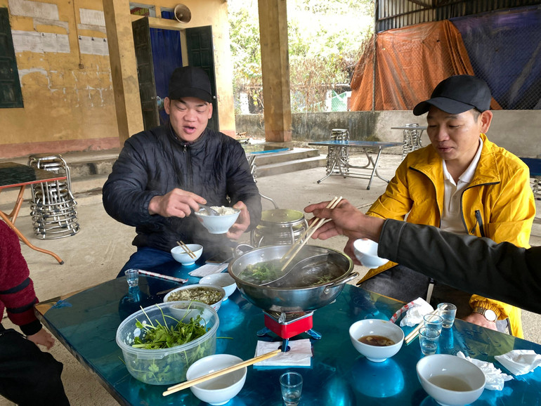 Thưởng thức những món ăn đặc trưng của địa phương như thắng cố, mèn mén... thang-co.jpg