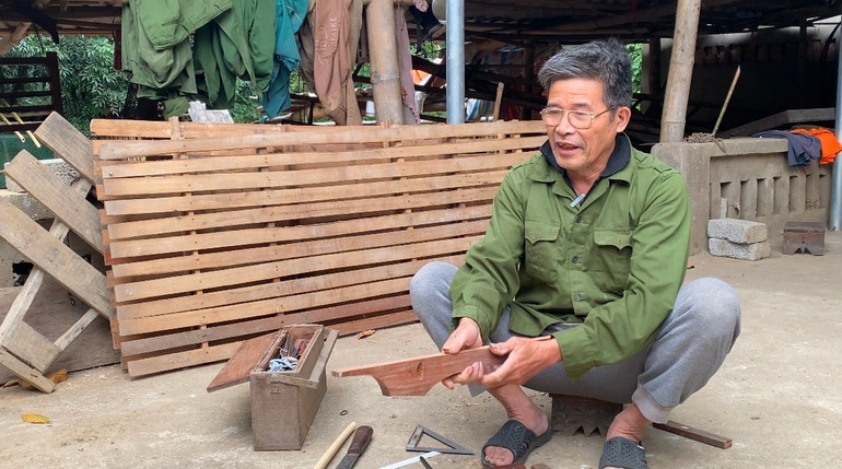 Cần chọn đoạn gỗ không có mắt, thẳng thớ, không sâu mọt để làm thân nỏ. (ảnh: Hồng Anh) than.jpg