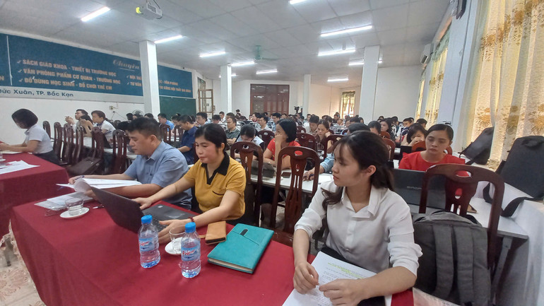 Các đại biểu tham dự Hội nghị. z6512670622492-e693581cb007a86356a6e8f41f9ea8d6.jpg