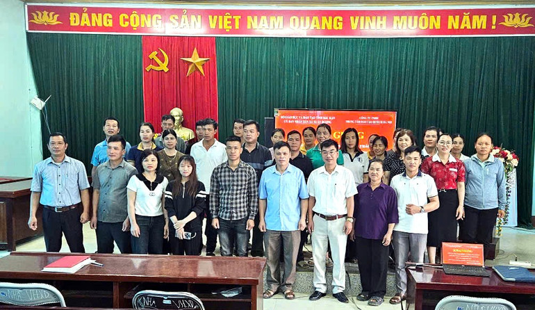 Sở Giáo dục và Đào tạo phối hợp với Công ty TNHH Trung tâm Đào tạo Hitech Hà Nội mở lớp tập huấn dạy nghề tại Na Rì. z6712825472801-f3c61d845e85a540ece8fa9a5433345d.jpg