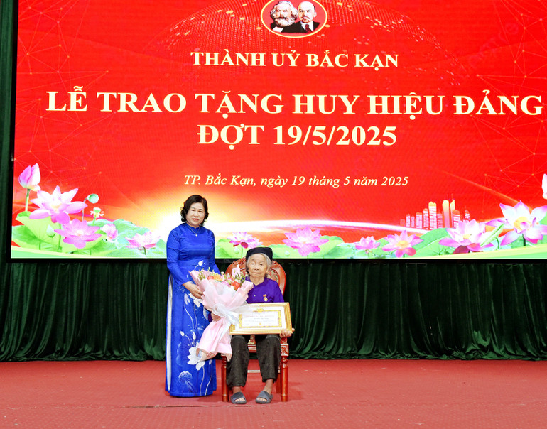 Đồng chí Phương Thị Thanh, Phó Bí thư Thường trực Tỉnh ủy, Chủ tịch HĐND tỉnh trao Huy hiệu 65 năm tuổi Đảng cho đồng chí Nguyễn Thị Dung, đảng viên Đảng bộ phường Huyền Tụng. 29-1.jpg