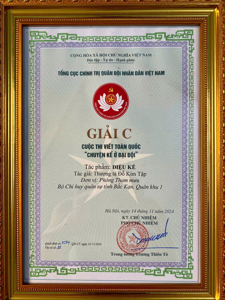 Giấy chứng nhận tác phẩm đoạt giải C Cuộc thi "Chuyện kể ở đại đội". z6053857381247-03ec767c1d9bc012f9987eedce5fbf9a.jpg
