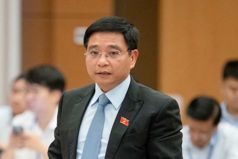 Bộ trưởng Bộ Giao thông Vận tải Nguyễn Văn Thắng trình bày Tờ trình. btbgtvt-611.jpg