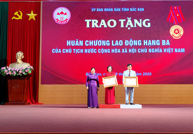 Thừa ủy quyền của Chủ tịch nước, đồng chí Hoàng Thu Trang, Phó Chủ tịch UBND tỉnh trao Huân chương Lao động hạng Ba cho hai đồng chí Phó Giám đốc Sở Giáo dục và Đào tạo tỉnh là Đào Thị Mai Sen và Đoàn Văn Hương. img-20250628-151715-1.jpg