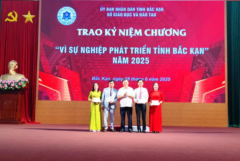 Trao Kỷ niệm chương "Vì sự nghiệp phát triển tỉnh Bắc Kạn" năm 2025. img-20250628-153528.jpg