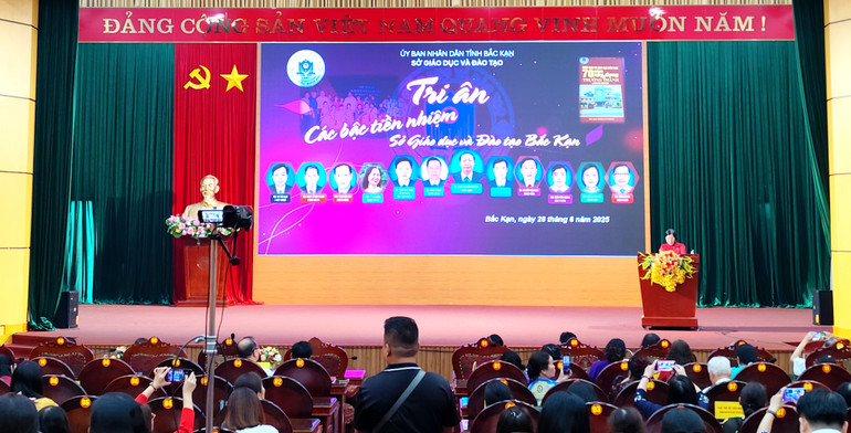 Tri ân các thế hệ lãnh đạo, cán bộ quản lý có nhiều cống hiến cho sự nghiệp trồng người của tỉnh Bắc Kạn. img-20250628-163659.jpg