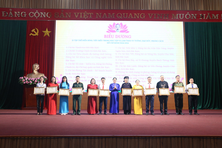 ប្រគល់ប័ណ្ណសរសើរដល់សមូហភាពធម្មតាចំនួន 12 ក្នុងការសិក្សា និងធ្វើតាមមនោគមវិជ្ជា សីលធម៌ និងរចនាបថរបស់ហូជីមិញក្នុងឆ្នាំ 2024។ img-0182.jpg
