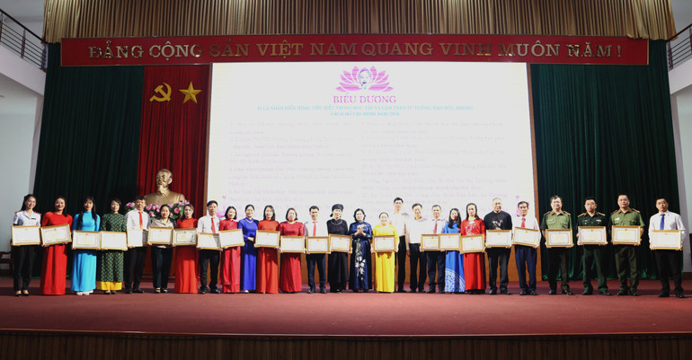 ថ្នាក់ដឹកនាំគណកម្មាធិការឃោសនា និងចលនាមហាជនមជ្ឈិម និងថ្នាក់ដឹកនាំខេត្ត Bac Kan បានថតរូបអនុស្សាវរីយ៍ជាមួយសមូហភាព និងបុគ្គលធម្មតាក្នុងការសិក្សា និងអនុវត្តតាមមនោគមវិជ្ជា សីលធម៌ និងរបៀបរស់នៅរបស់ហូជីមិញក្នុងឆ្នាំ ២០២៤។ img-0210.jpg