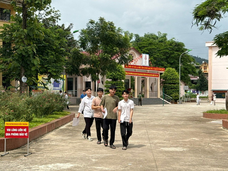 Những thí sinh đầu tiên rời khỏi khu vực thi tại Điểm thi Trường THPT Chuyên Bắc Kạn. z6743744409814-46099962f6f98b3e993f4a3e0d181198.jpg