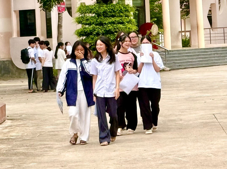 Thí sinh phấn khởi khi làm tốt bài thi ở môn thi đầu tiên. z6743744473068-b87e634c4f017ef0259ae8476bfee355.jpg