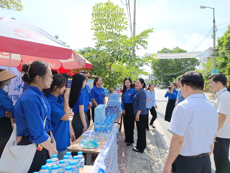 Đồng chí Hoàng Thu Trang, Phó Chủ tịch UBND tỉnh Bắc Kạn động viên các tình nguyện viên phục vụ kỳ thi tại Điểm thi Trường THPT Bắc Kạn. z6743445782457-ae8f06c78c9766d5bcbb367177a6ae0e.jpg