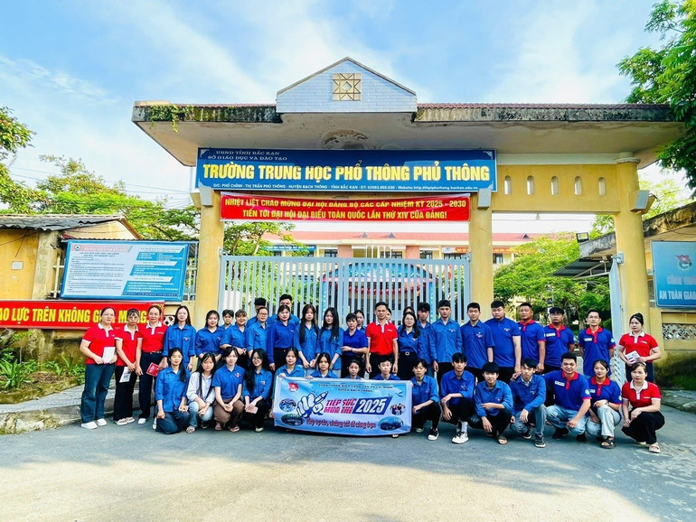 Các tình nguyện viên "Tiếp sức mùa thi" tại Điểm thi Trường THPT Phủ Thông. z6743744535867-b4e4069d386a6016d748b1e83041056d.jpg