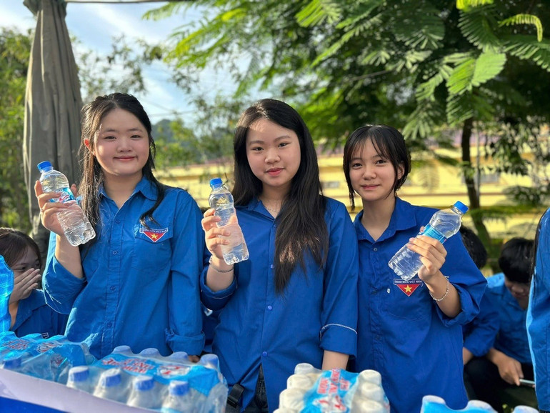 Lực lượng thanh niên sẵn sàng hỗ trợ thí sinh tại tất cả các điểm thi trong tỉnh. z6743744515620-34d3c02495ad7ce01ba87a01d47f06aa.jpg