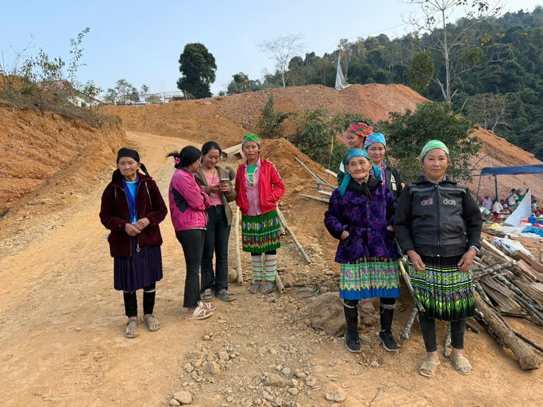 Bà con người Mông Tà Han phấn khởi khi chuẩn bị được ở trong ngôi nhà vững chãi. z6188188721891-a0f5fde3c123294333beab04c1a782b3.jpg