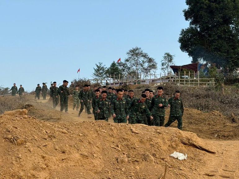 Các chiến sĩ sau giờ lao động. z6188188720487-ffef9a800664bbb66f3b136fd7e83271.jpg