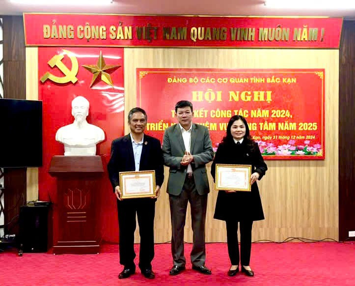 Trao giấy khen cho các đồng chí đạt thành tích xuất sắc năm 2024. z6185811741370-705c582ed9eb22f4a6073a589e789434.jpg