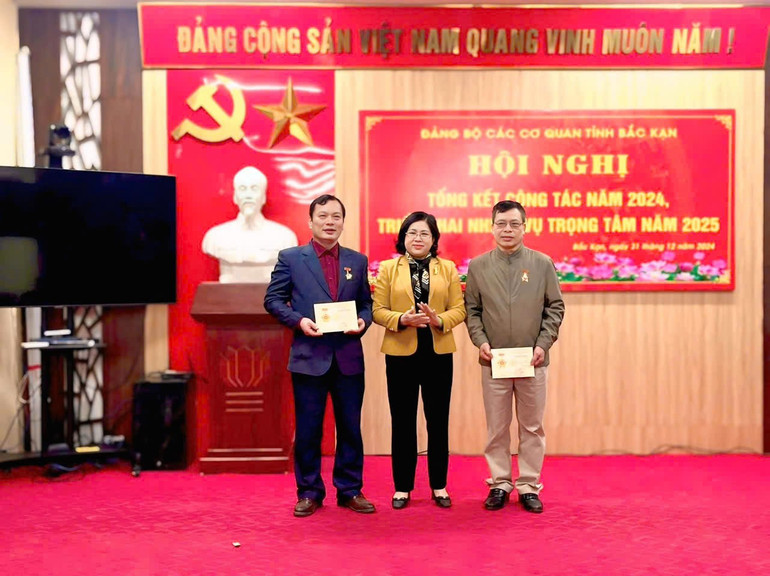 Đồng chí Phương Thị Thanh, Phó Bí thư Thường trực Tỉnh ủy, Chủ tịch HĐND tỉnh trao Kỷ niệm chương "vì sự nghiệp kiểm tra của Đảng" cho đồng chí Hà Sỹ Dũng (ngoài cùng bên phải), Ủy viên Ủy ban Kiểm tra Đảng ủy Sở Tài chính và đồng chí Trần Văn Cường (ngoài cùng bên trái), nguyên Chủ nhiệm Ủy ban Kiểm tra Đảng ủy Sở Công thương. z6185811749592-aa5919945f9bf5e35f634cbe65844bbc.jpg