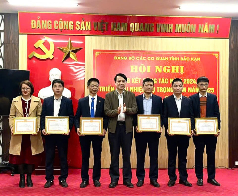 Trao giấy khen cho các đồng chí đạt tiêu chuẩn hoàn thành xuất sắc nhiệm vụ 5 năm liền, giai đoạn 2020-2024 z6185811750151-ef0149a73d80e37a5326efd864038980.jpg