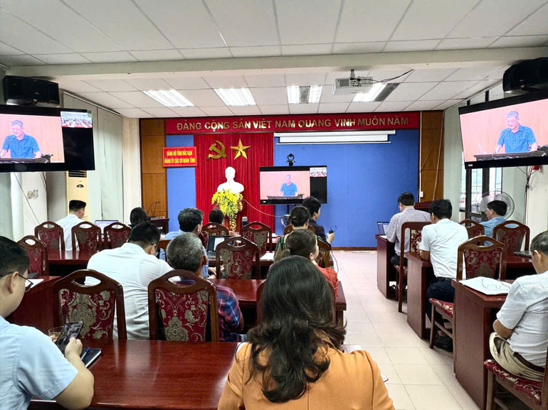 Hội nghị Báo cáo viên tháng 10 cấp tỉnh tại điểm cầu Đảng ủy các cơ quan tỉnh. z5959787489068-43296fefd9aca6cd25b758cd8f9e5190-852-9079.jpg