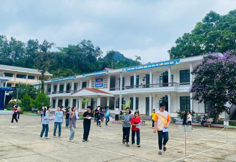 Các thí sinh kết thúc môn thi Toán tại Hội đồng coi thi Trường THPT Bộc Bố (Pác Nặm). z6670546449615-642dc42ad444c3c3e19a4cd1668e8b1a.jpg