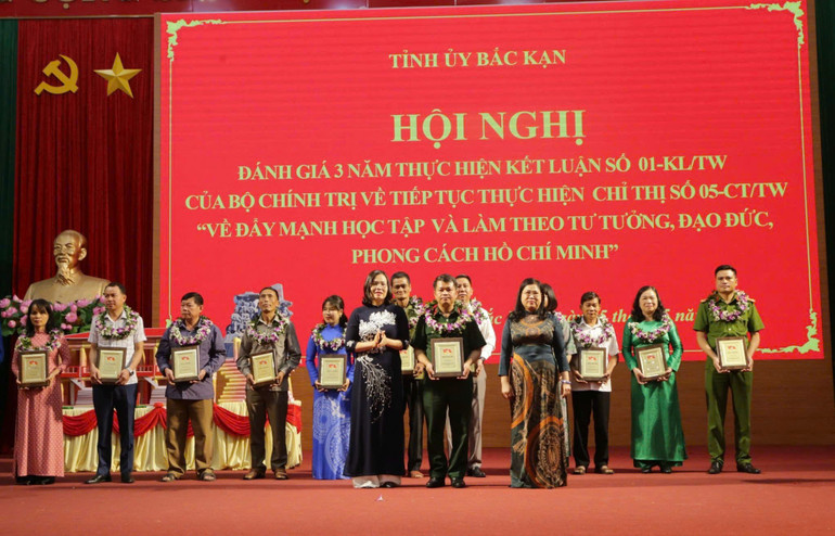 Tỉnh ủy Bắc Kạn khen thưởng các tập thể cá nhân có thành tích xuất sắc tại Hội nghị đánh giá 3 năm thực hiện Kết luận số 01-KL/TW, tổ chức vào ngày 16/5/2024.