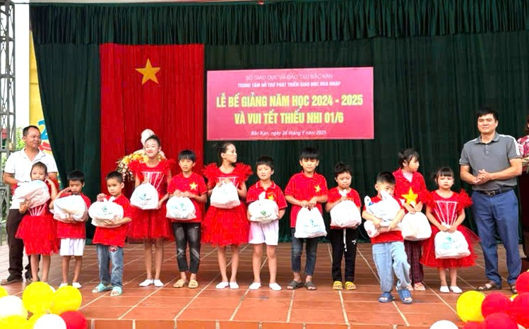 Ban Đại diện cha mẹ học sinh của Trung tâm trao quà cho học sinh học tốt, rèn luyện tốt. z6639790430469-63822fc85d7e455b337e80d8258b6d27.jpg