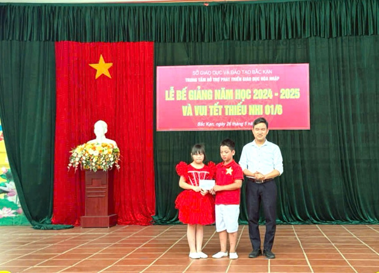 Đại diện Sở Giáo dục và Đào tạo trao quà cho học sinh . z6639793265127-3d4cd64cf9020ac096c6f0e001c716f2.jpg