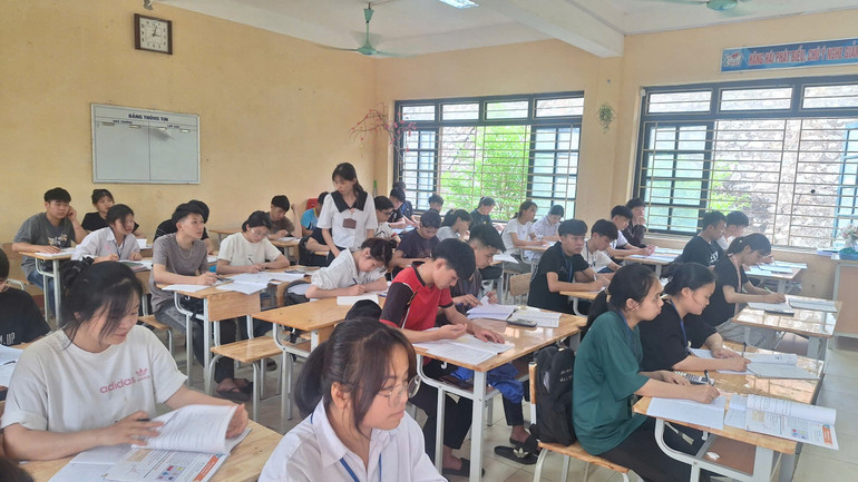Học sinh gấp rút ôn tập, sẵn sàng cho Kỳ thi tốt nghiệp THPT 2025. z6526884372424-d5e191022d2abf421e0f1ceafe461961.jpg