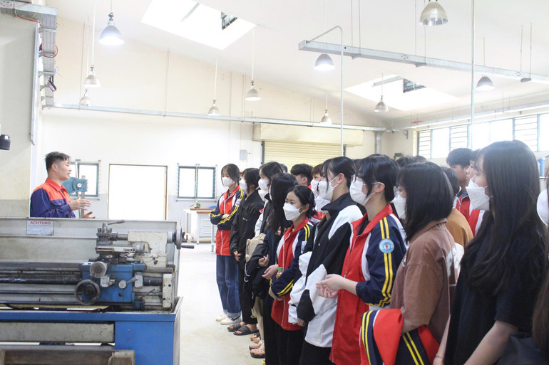 Tư vấn học nghề cho học sinh Trường THCS Huyền Tụng (TP. Bắc Kạn). z6697658517123-4f4514cd258808adaec19e018bc9eeae.jpg