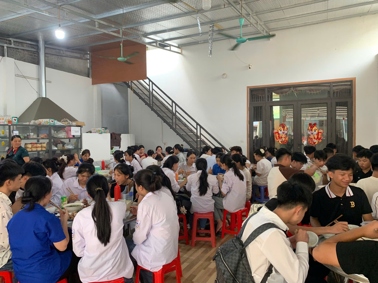 Bữa cơm hỗ trợ thí sinh ở xa tại Điểm thi Trường THCS&THPT Bình Trung có 207 suất, mỗi suất trị giá 30.000 đồng. gen-h-z6743733873335-5a267bd6fa19534143346092b675a072.jpg