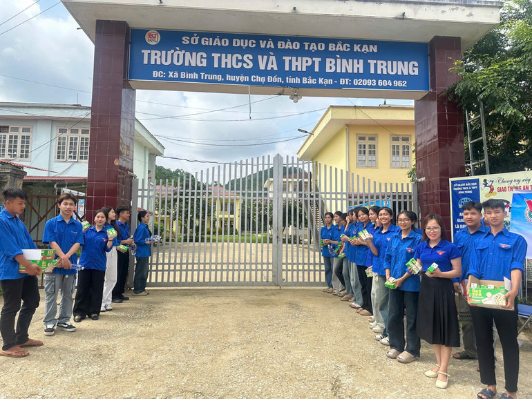 Các tình nguyện viên tại Điểm thi Trường THCS&THPT Bình Trung. gen-h-z6743733907369-b4a5390b2b61c2dedac75d8aa4836948.jpg