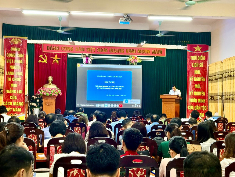 Hội nghị tập huấn tại Điểm cầu Trụ sở Sở Giáo dục và Đào tạo. z6726981643167-ae22093195a1a6be468ea154d8e25571.jpg