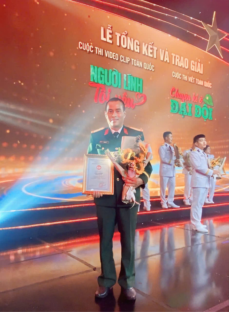 Thượng tá Đỗ Kim Tập, Phòng Tham mưu, Bộ CHQS tỉnh Bắc Kạn, Quân khu 1, vinh dự nhận giải C Cuộc thi viết toàn quốc “Chuyện kể ở đại đội”. z6054852154142-c88278c8c2dbe961f40f7a9073426859.jpg